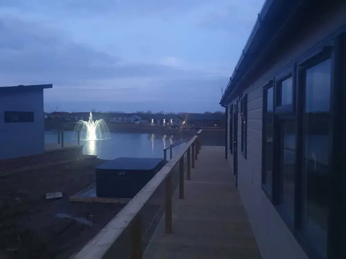 Luxury 2-bed Lodge in Routh, Hottub & Pet Friendly