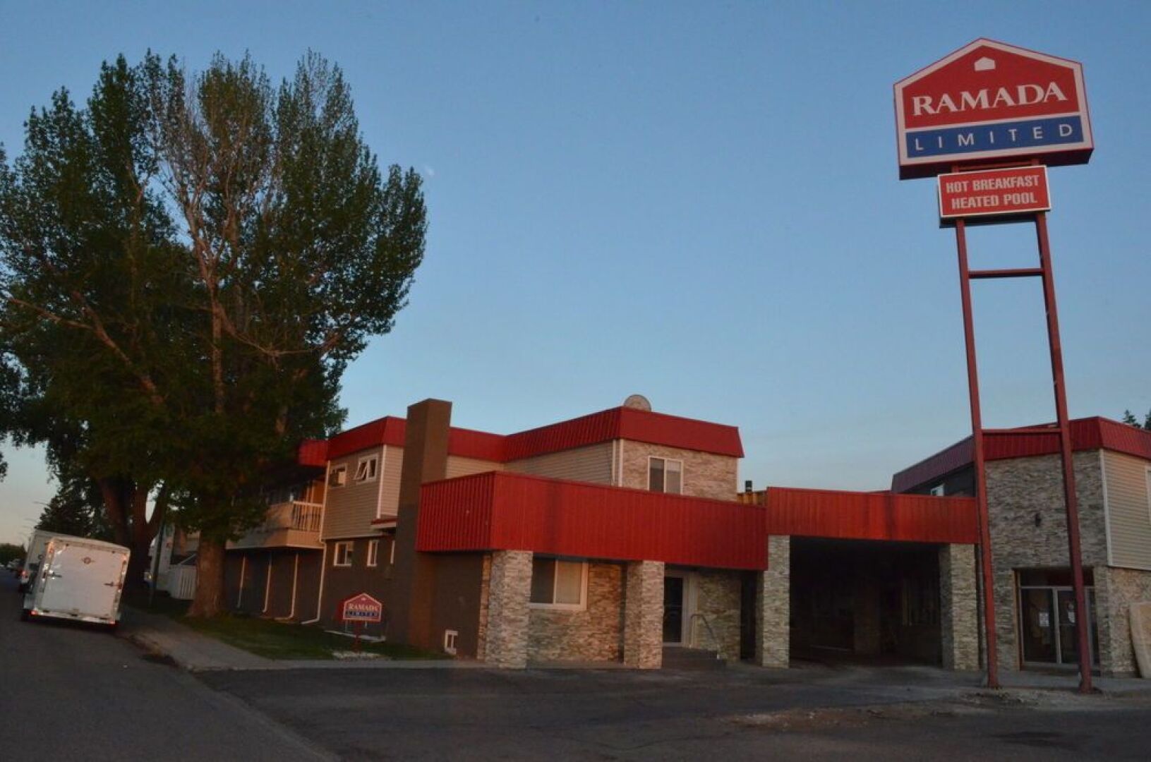 Econo Lodge Inn & Suites