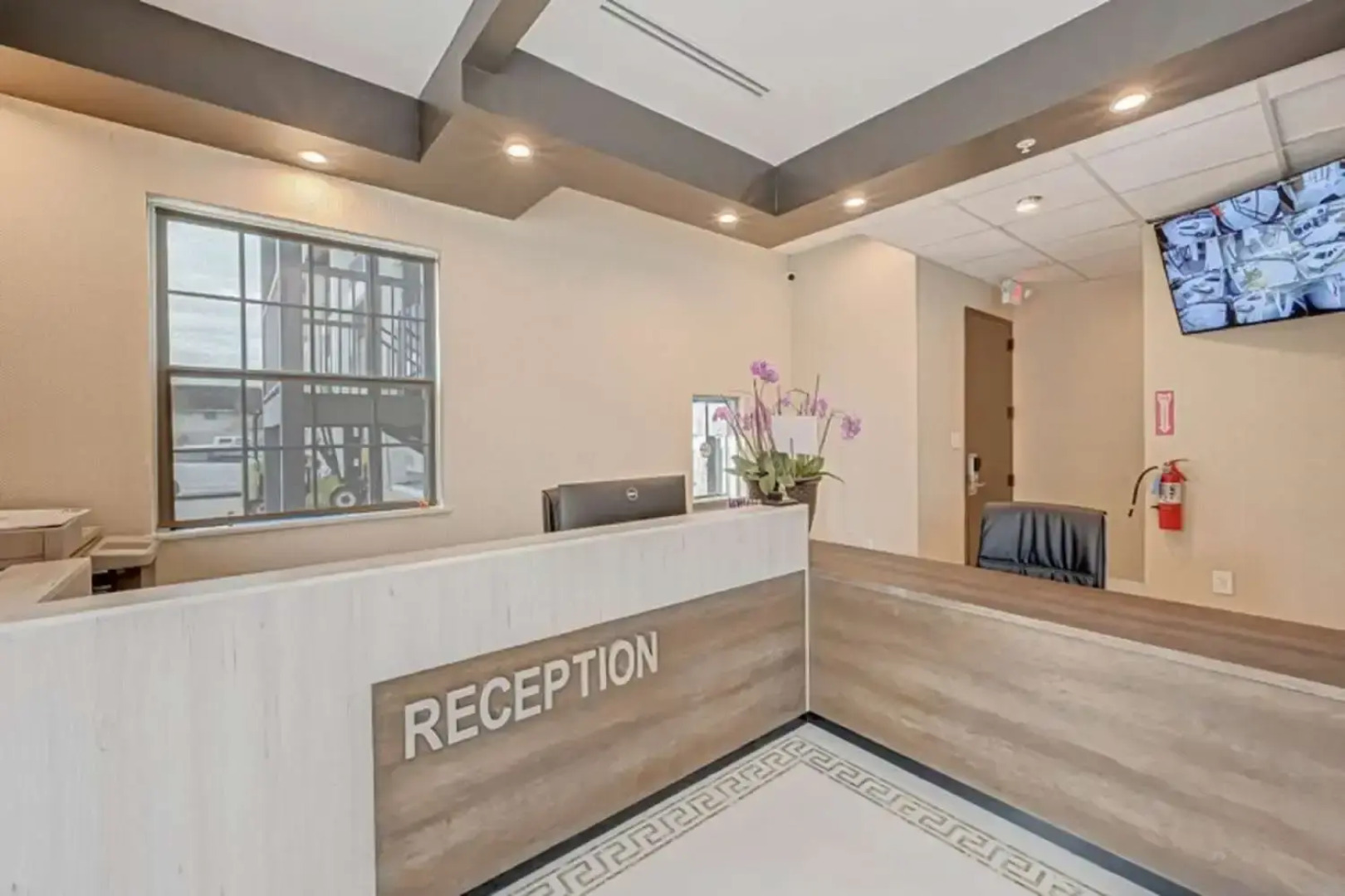 Comfeeni Inn and Suites