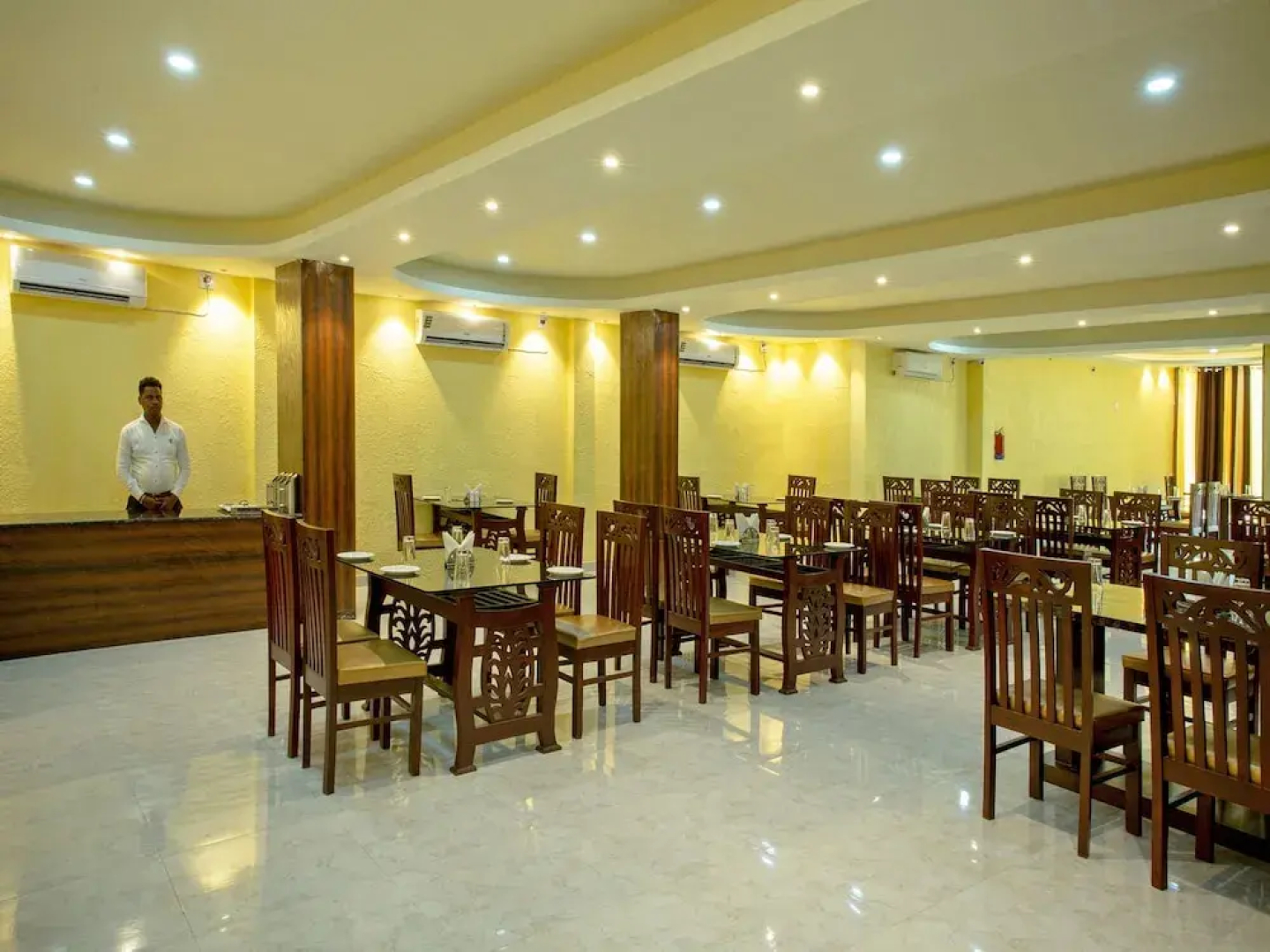 Hotel Mona Palace By OYO Rooms