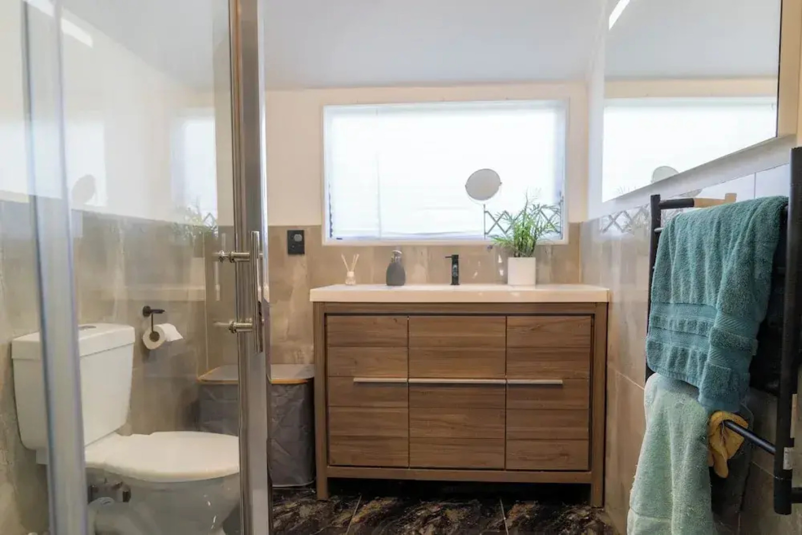 Spacious Eastern Beach Home by Zodiak Stays