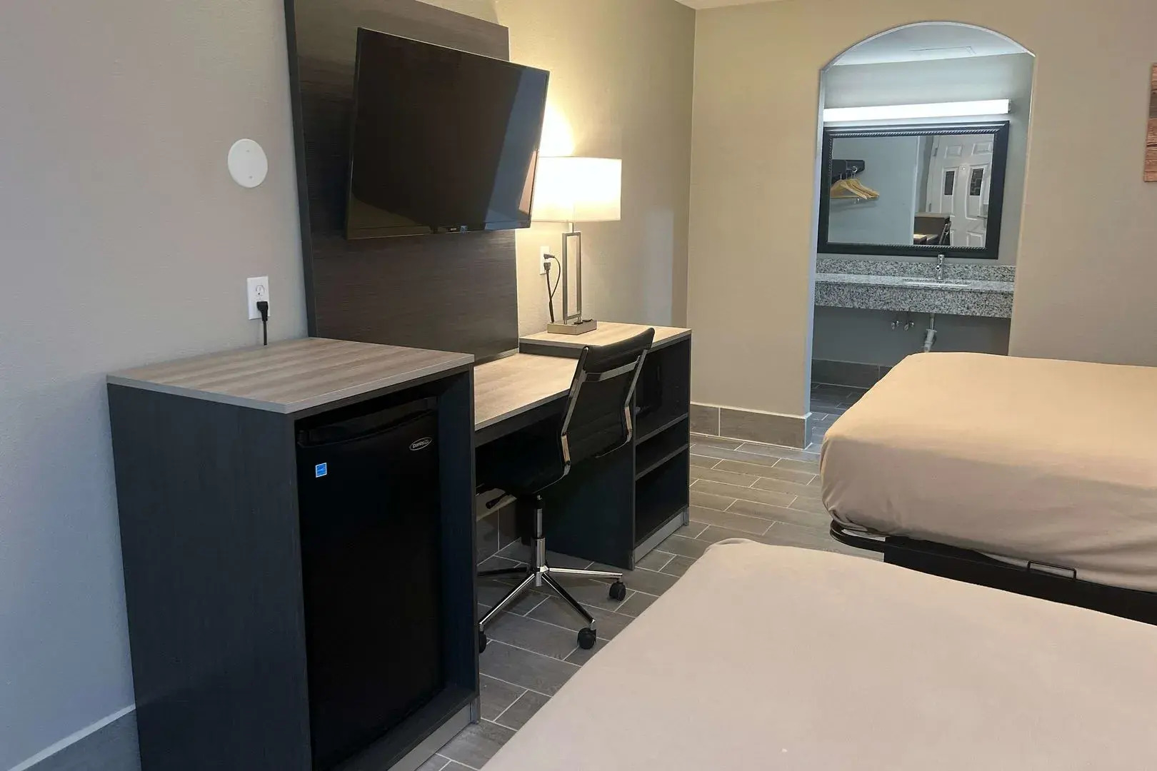 Econo Lodge Inn & Suites