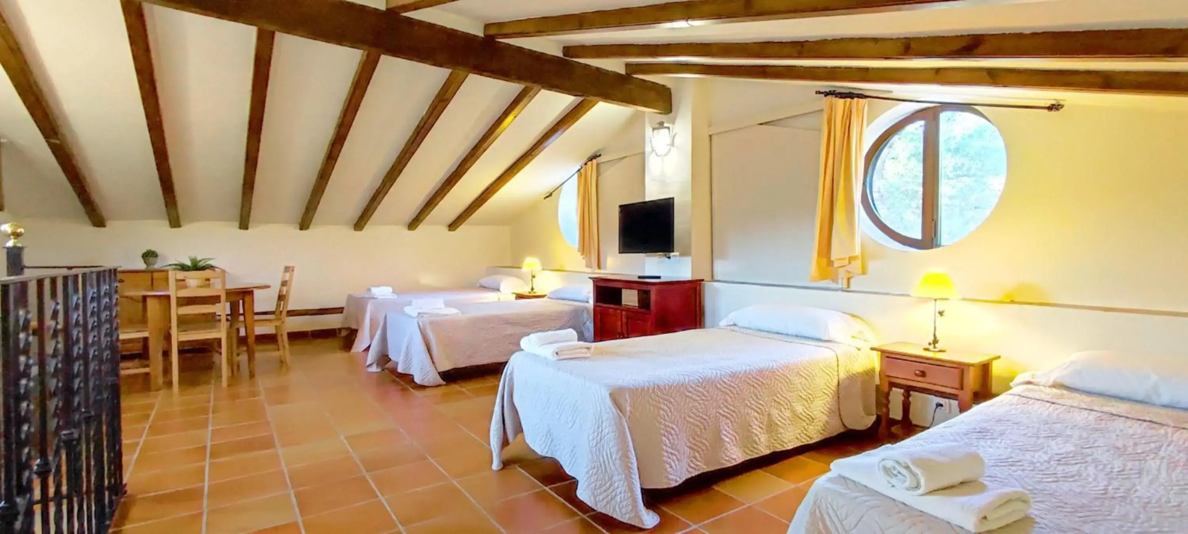 Masía de San Juan Casas Rurales con piscina y vistas a la montaña