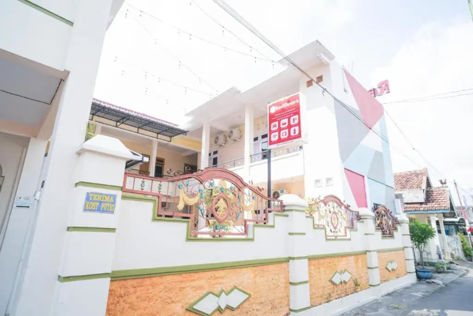 RedDoorz Syariah at Aura Homestay