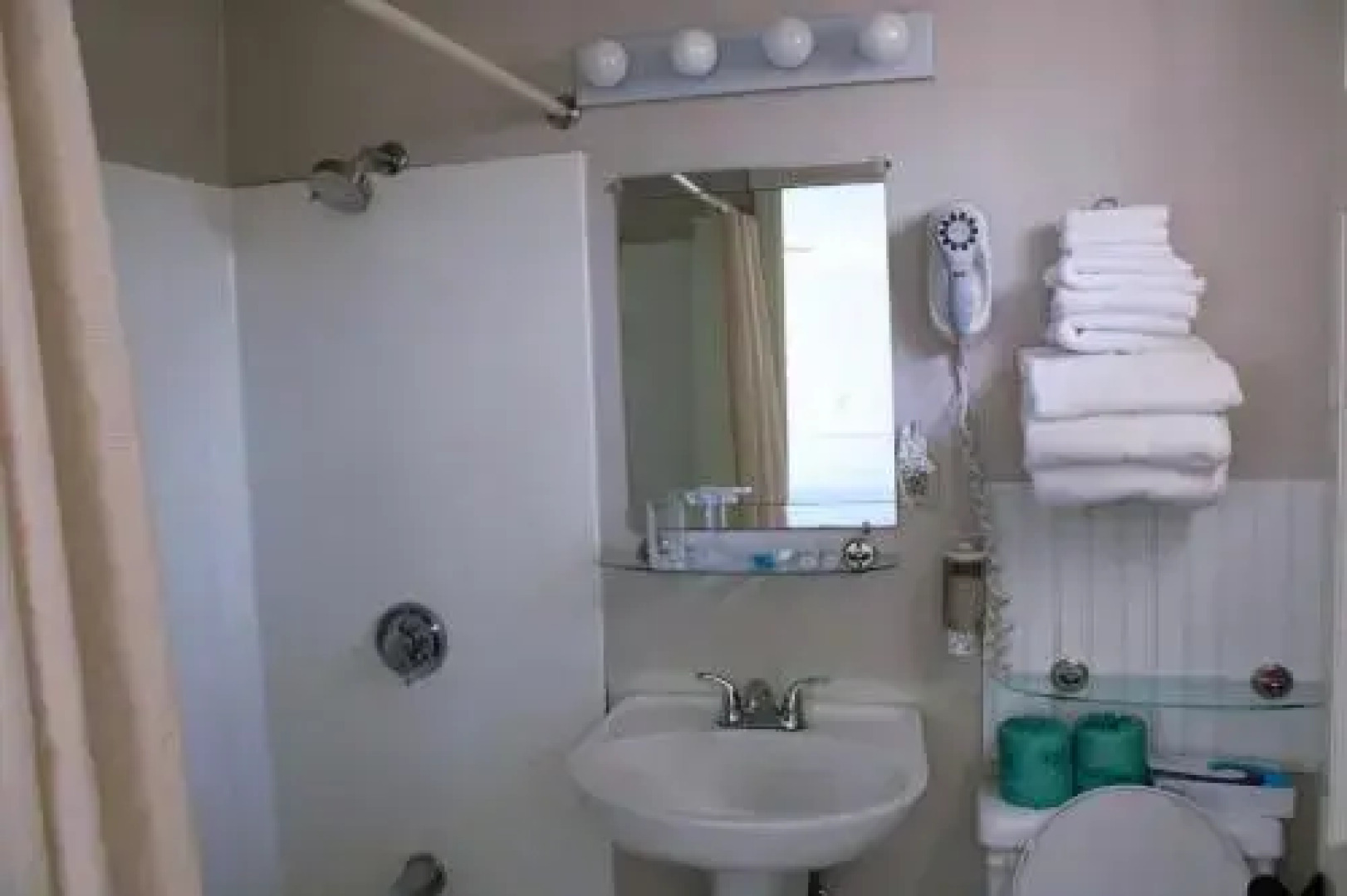 Midway Motel & Cottages