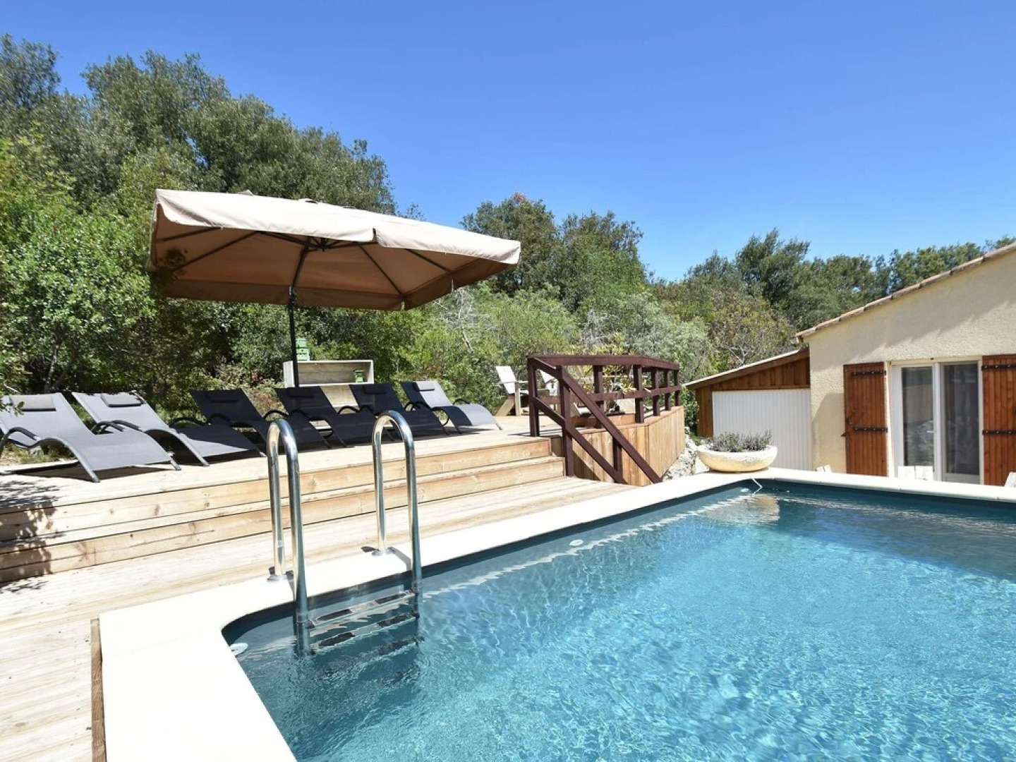 Quaint Villa in Saint-Andre-de-Roquepertuis with Pool