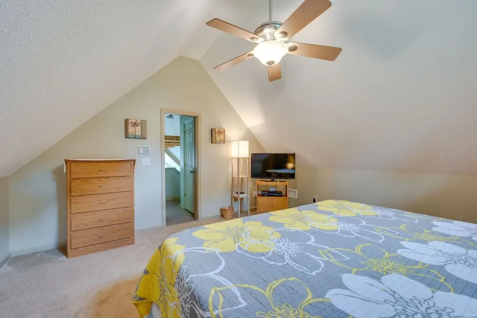 Luxe Lake Sinclair Living: Private Dock and Beach!