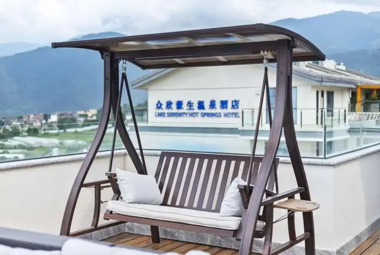 Howard Johnson by Wyndham Lake Serenity Hot Springs Xichang