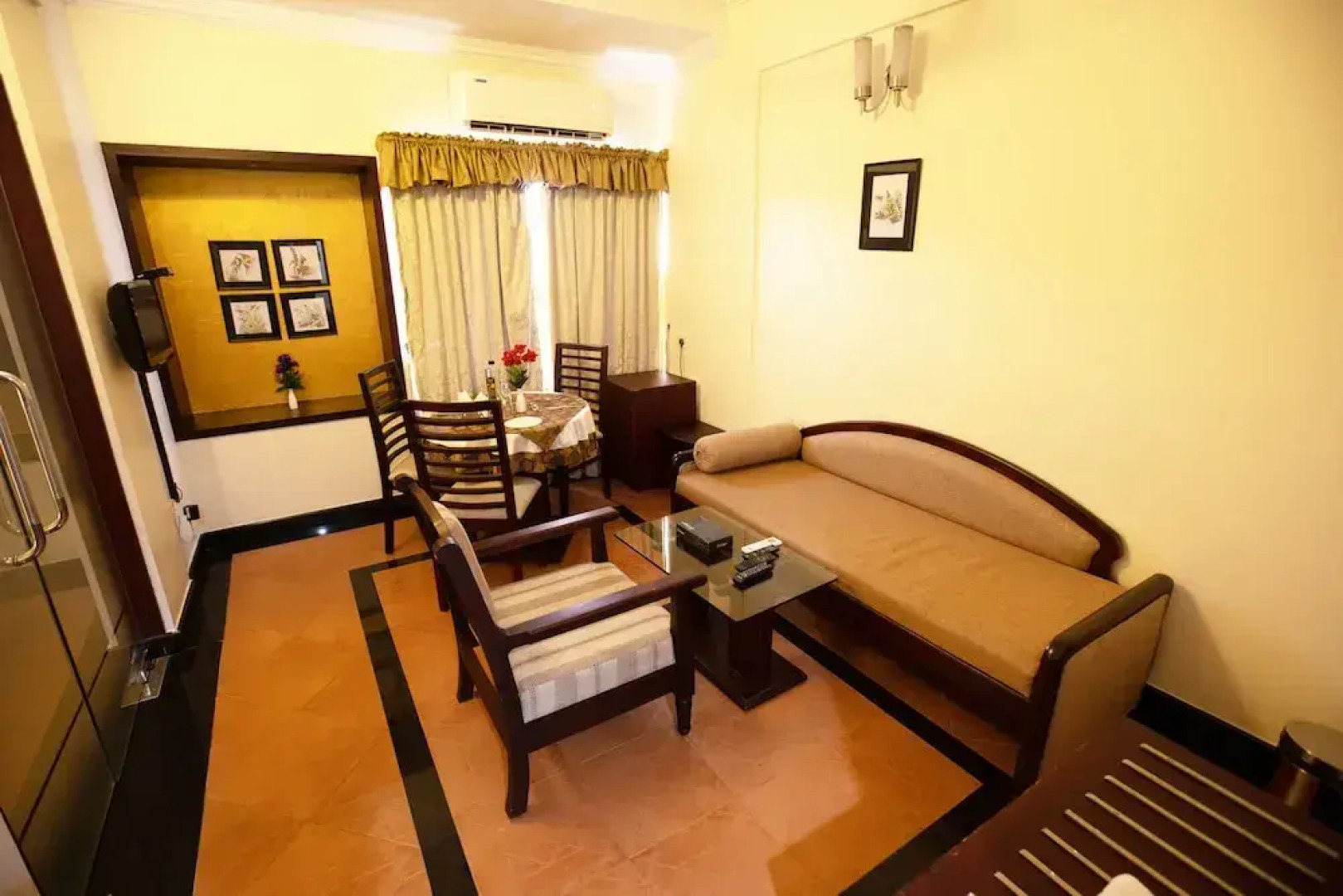 Hotel Pookodans International