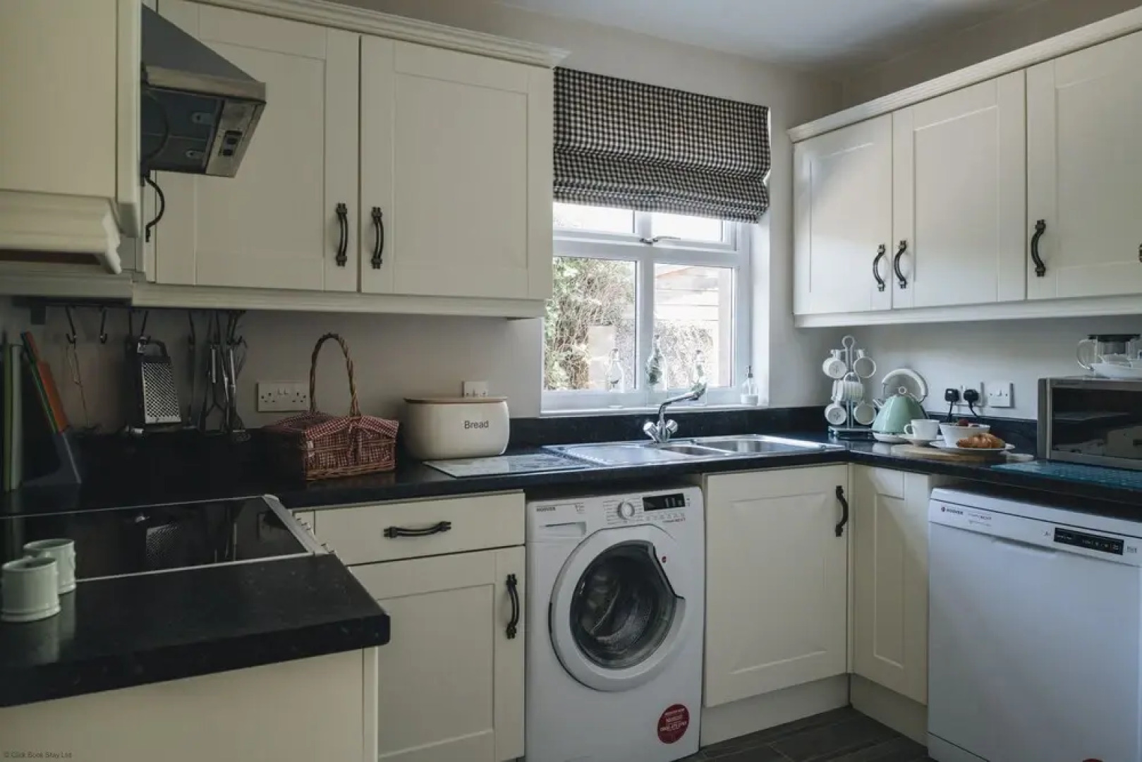 Portrush - Hope Cottage - sleeps 5 guests  in 3 bedrooms