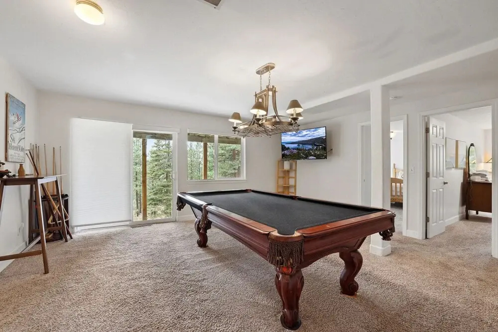Hall Court Manor - Hot Tub, Pet Friendly, Pool Table!