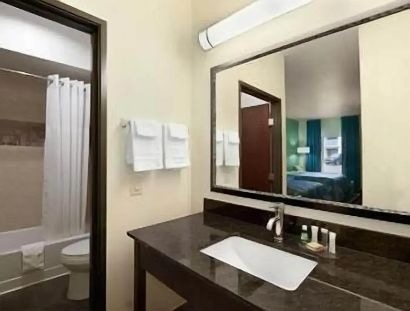 Super 8 by Wyndham Dilley TX