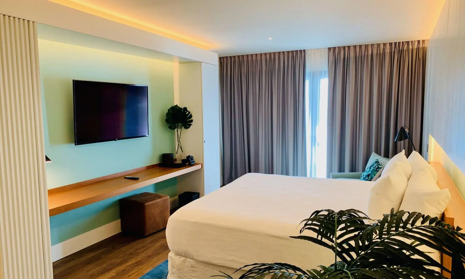 Holland House Beach Hotel