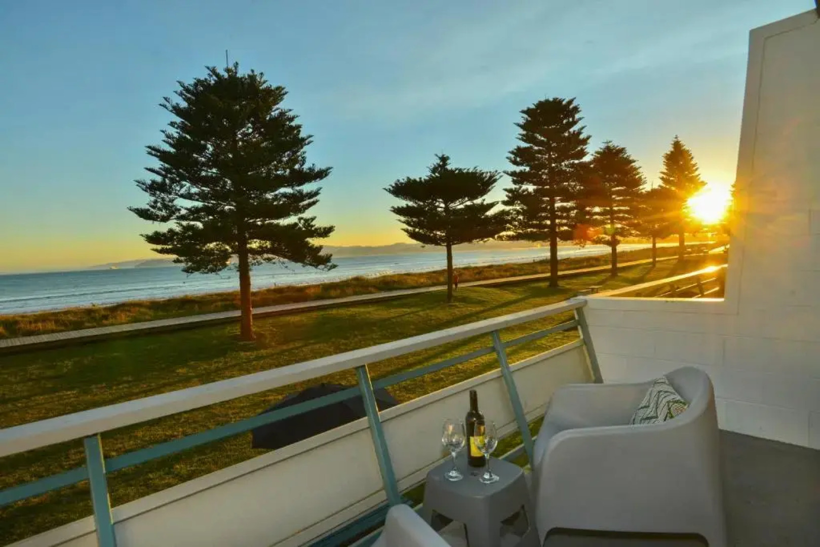 Whispering Sands Motel