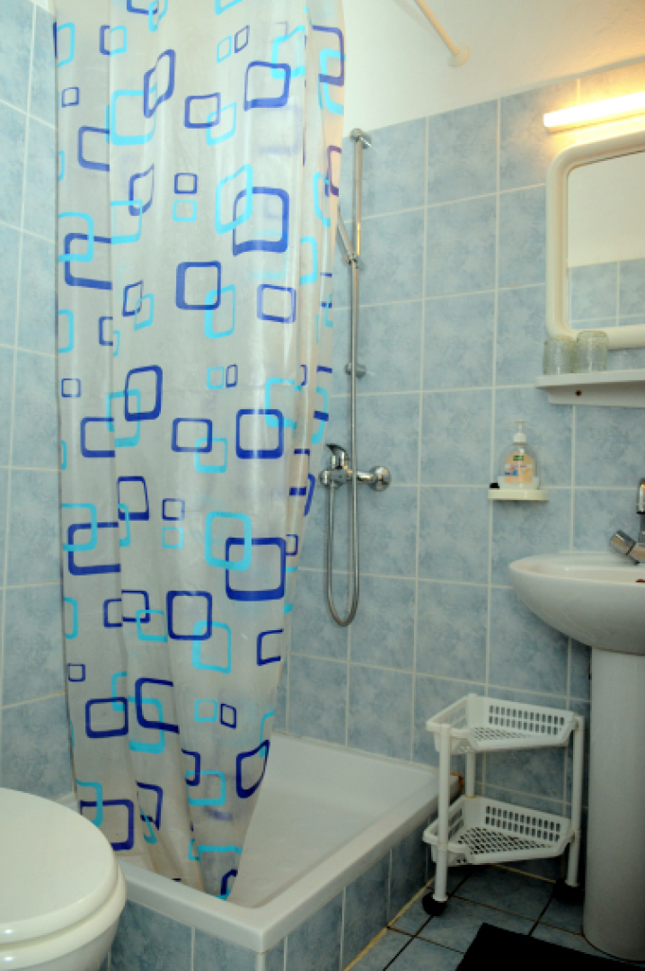 Room Port - great loaction and free parking: R2 Mala Murter, Island Murter