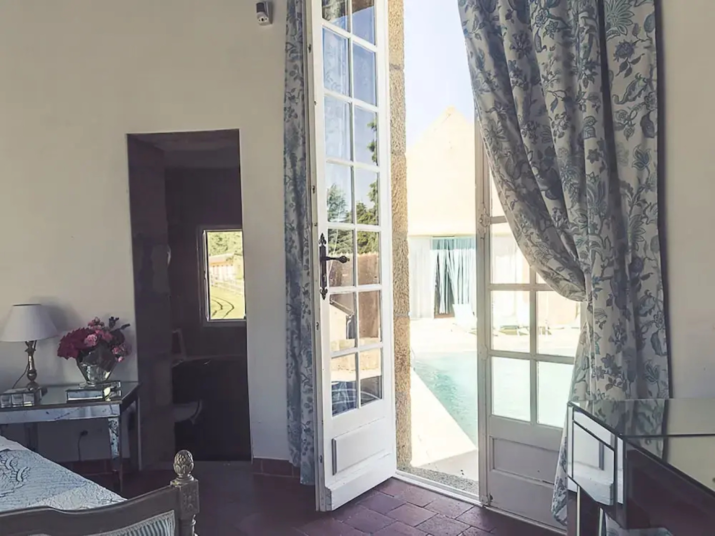 Gorgeous Manor With Private Heated Swimming Pool, in the Heart of an oak Forest