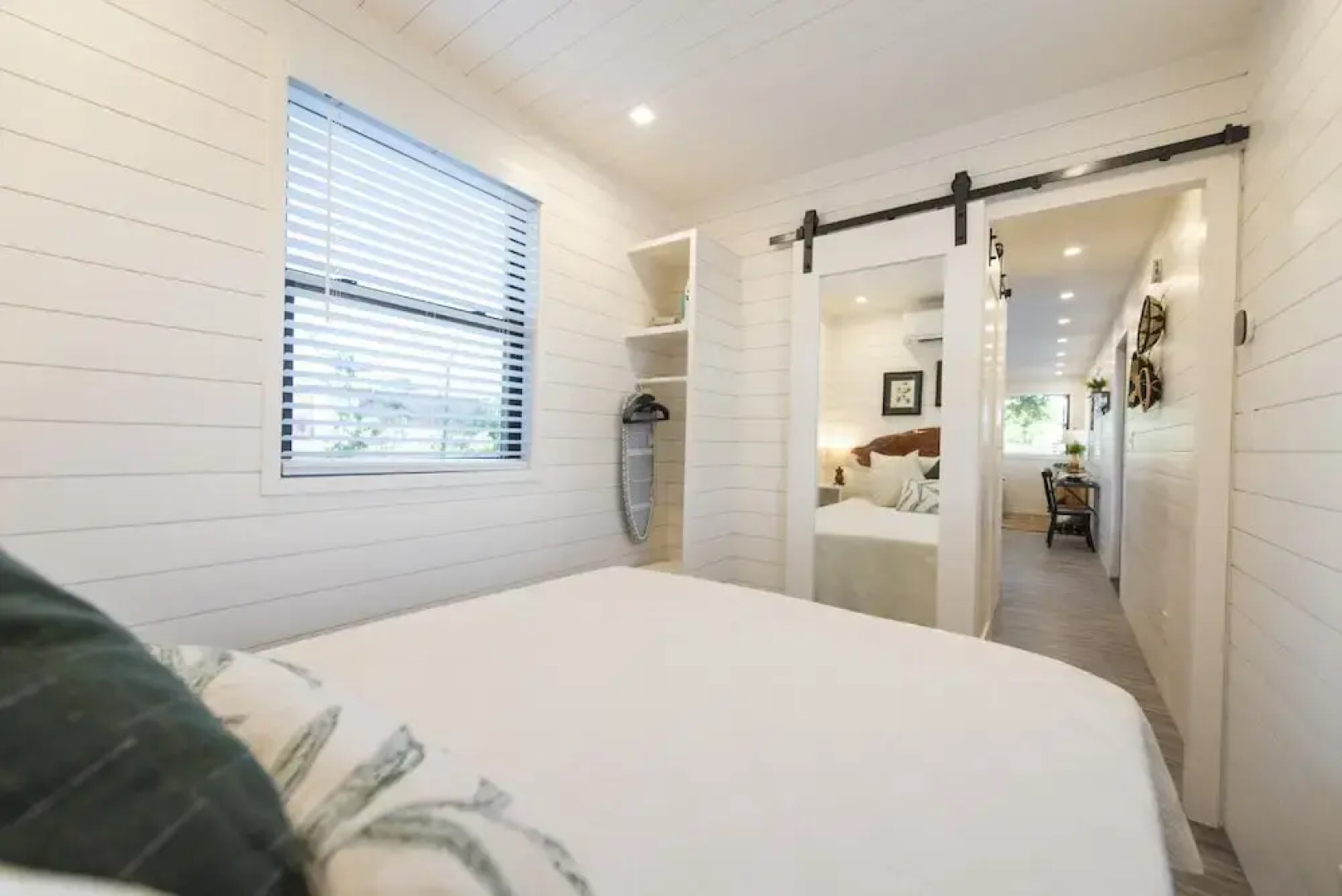 The Woods- Container Tiny House 12 min to Magnolia Baylor Downtown