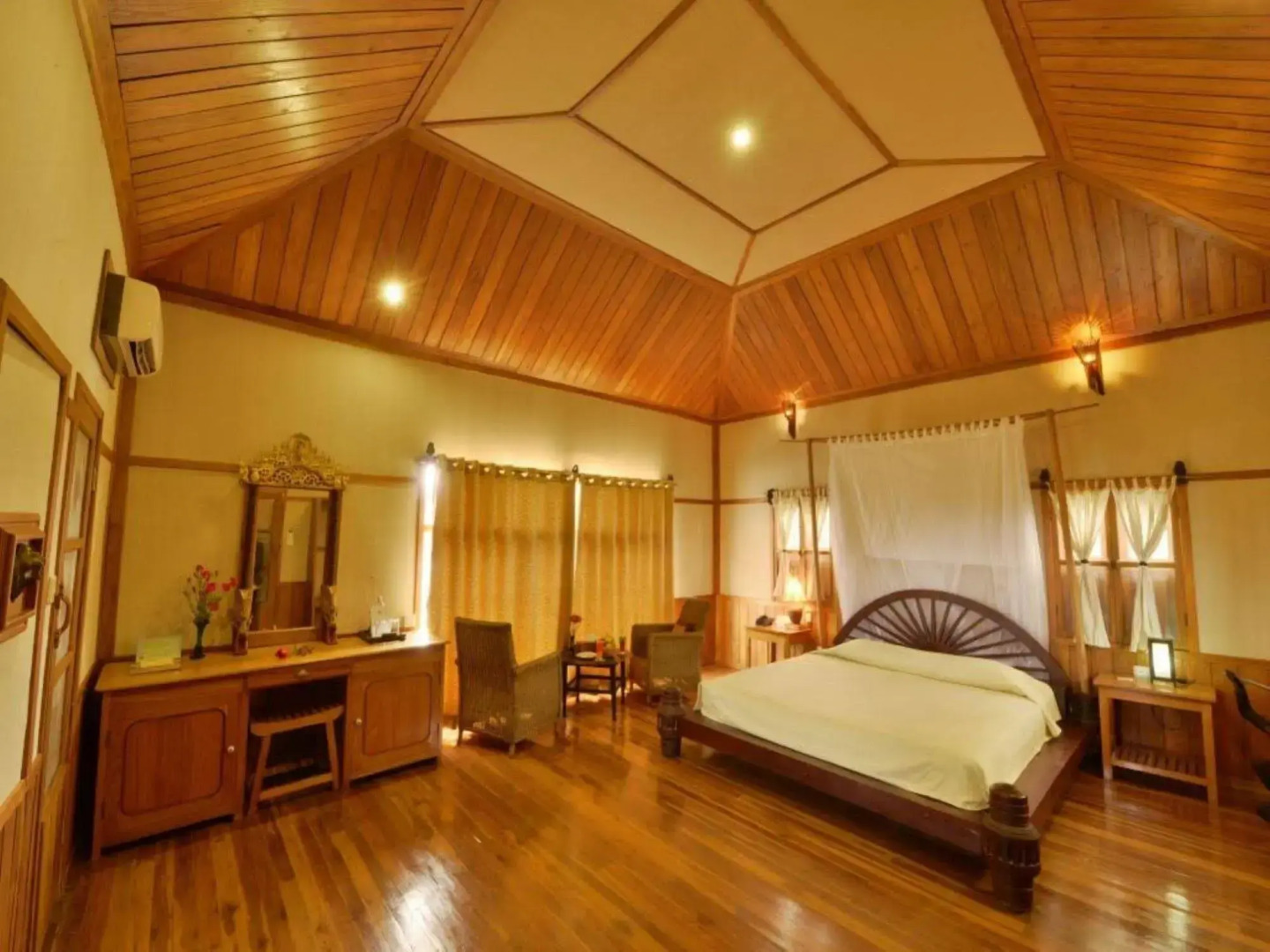 Shwe Inn Tha Floating Resort