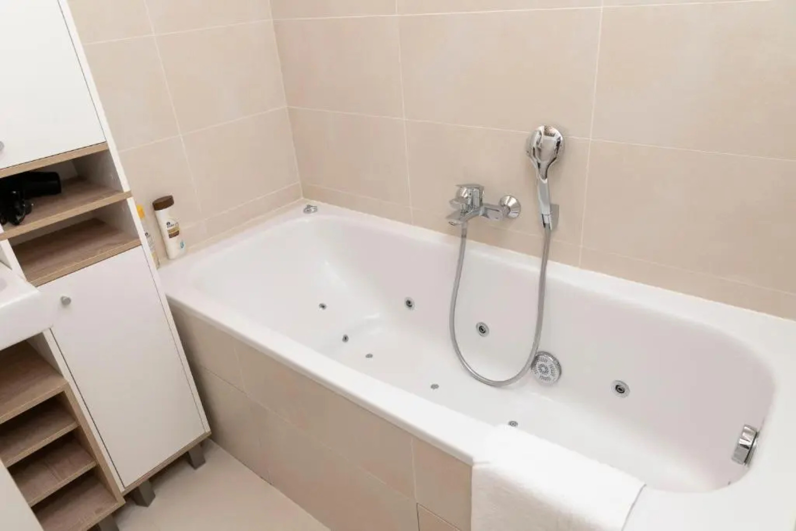 Dream Getaway Apartment with Jacuzzi and Pool