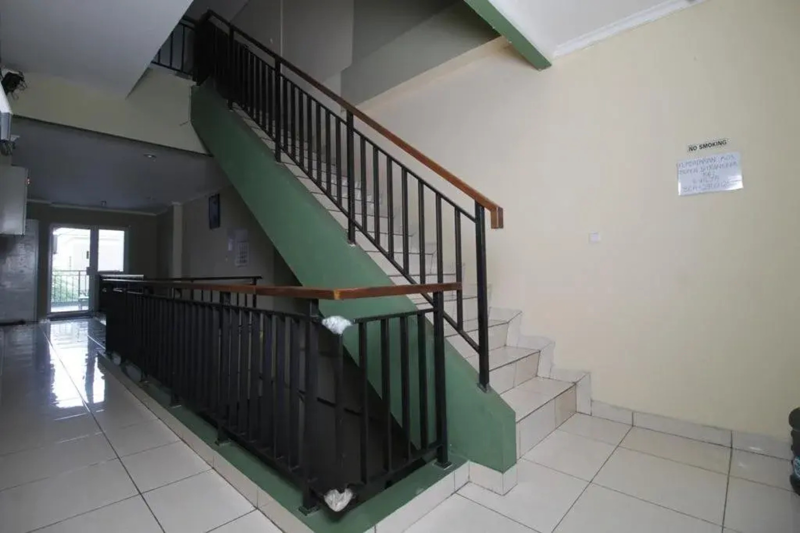 RedDoorz near Lippo Village 3