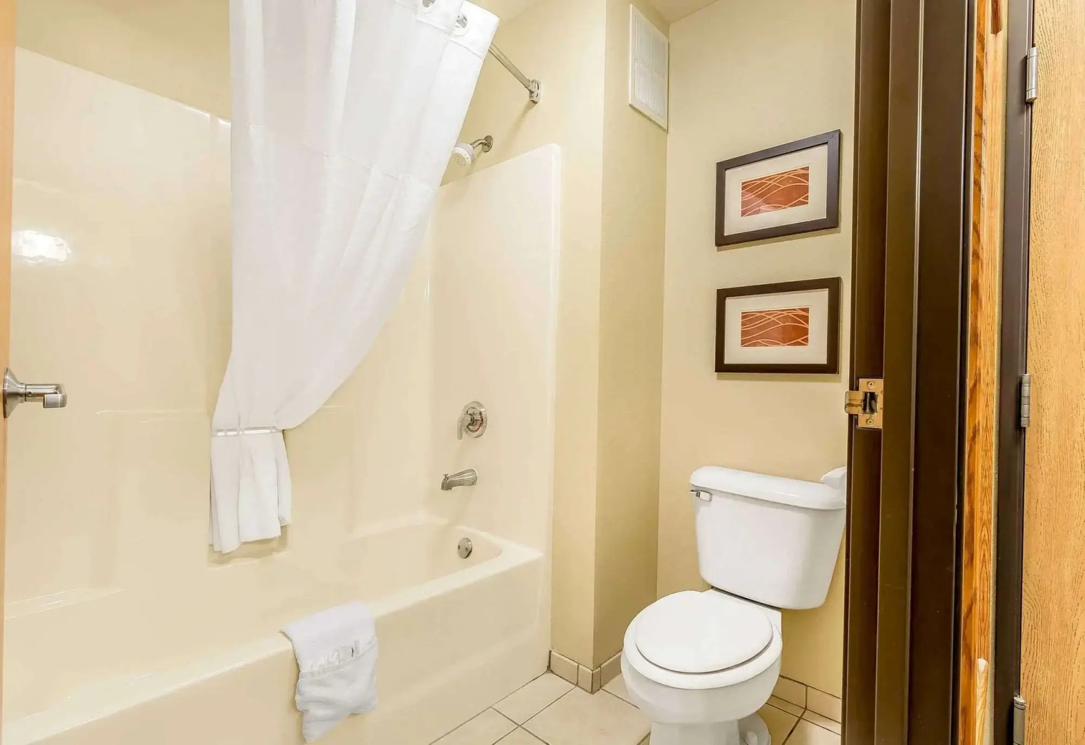 Comfort Inn & Suites East Moline near I-80