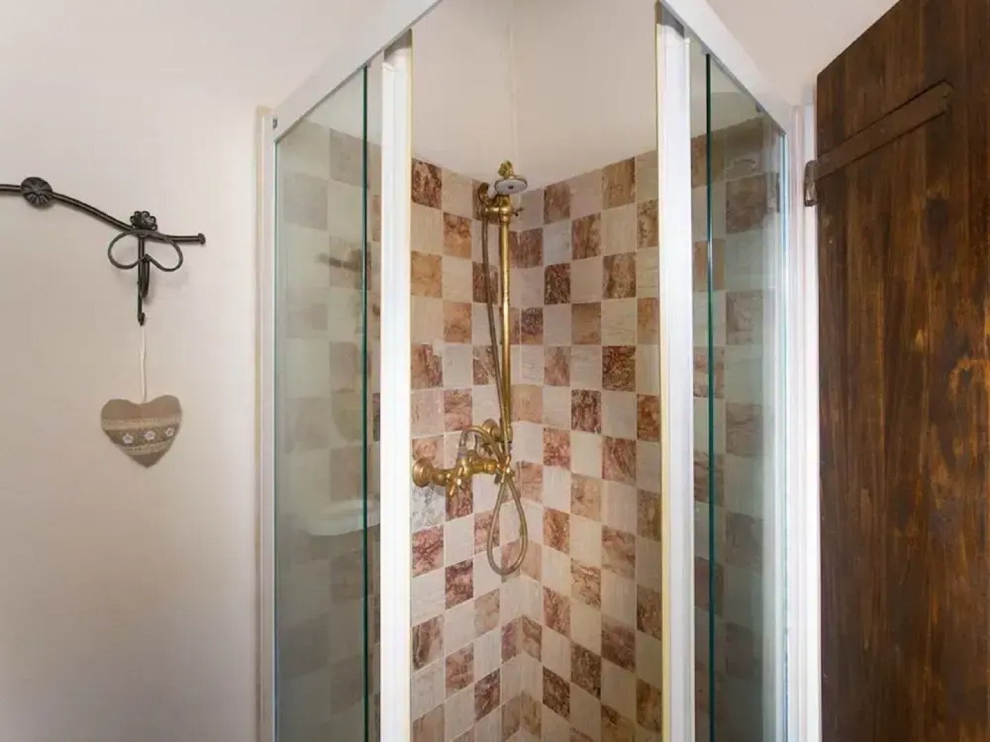 Lush Farmhouse in Umbertide With Pool