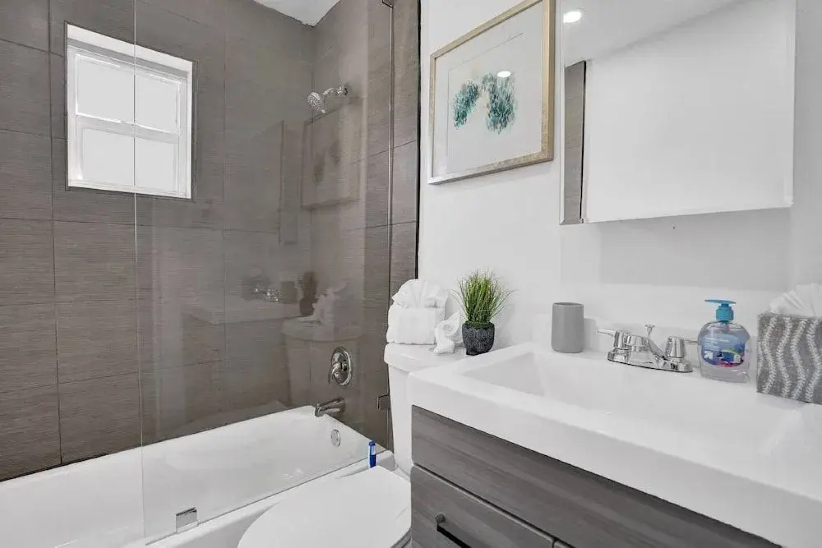 Newly Renovated 3BR Home with Hot tub