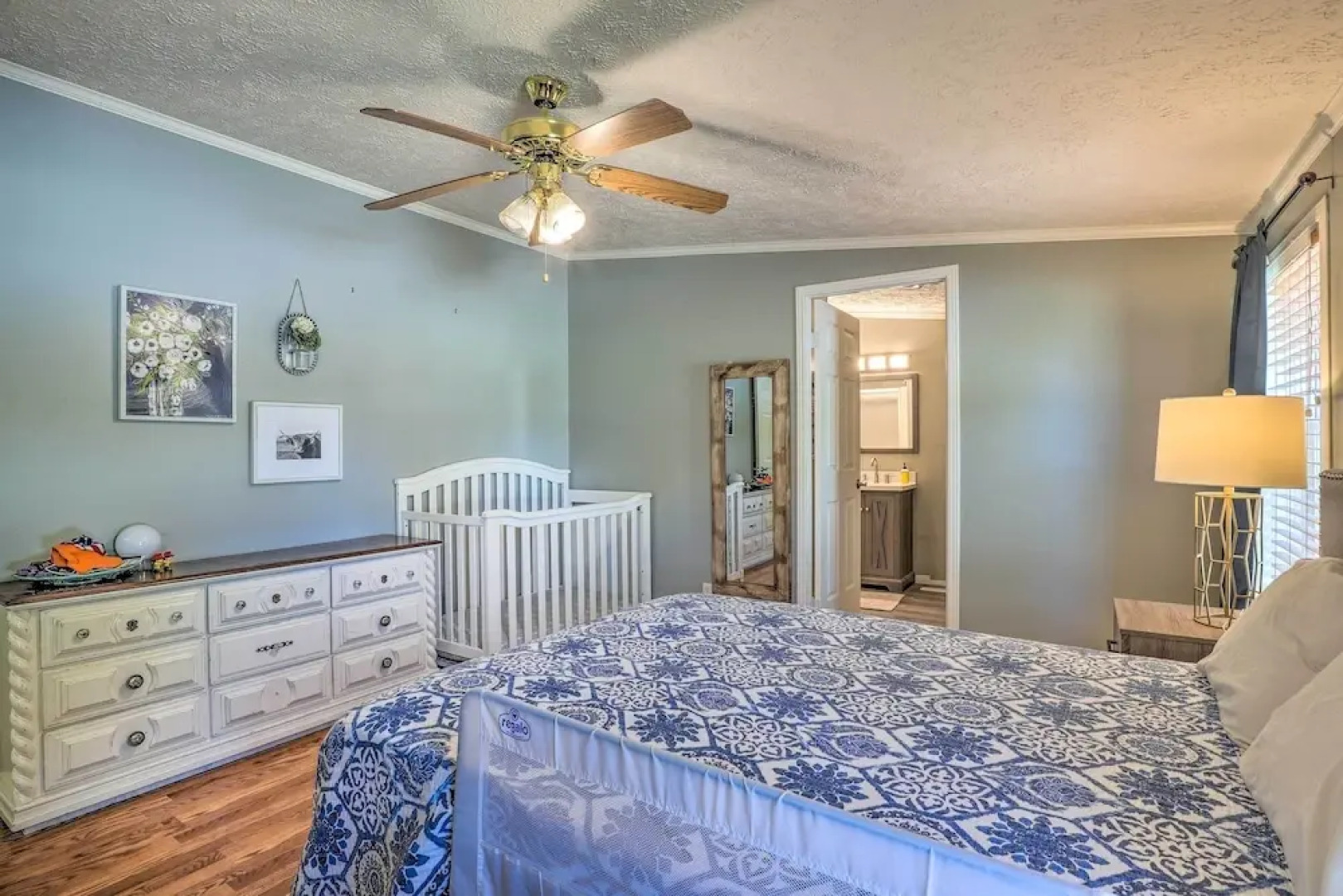 Noteworthy Cabin: Grill, Walk to Beaver Lake!