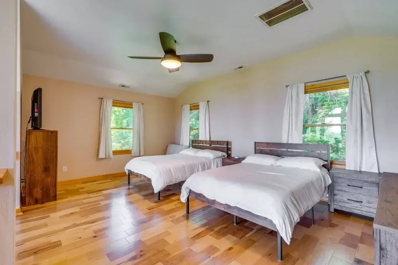 Cozy Murphy Cabin Retreat: Hot Tub & Mtn Views!