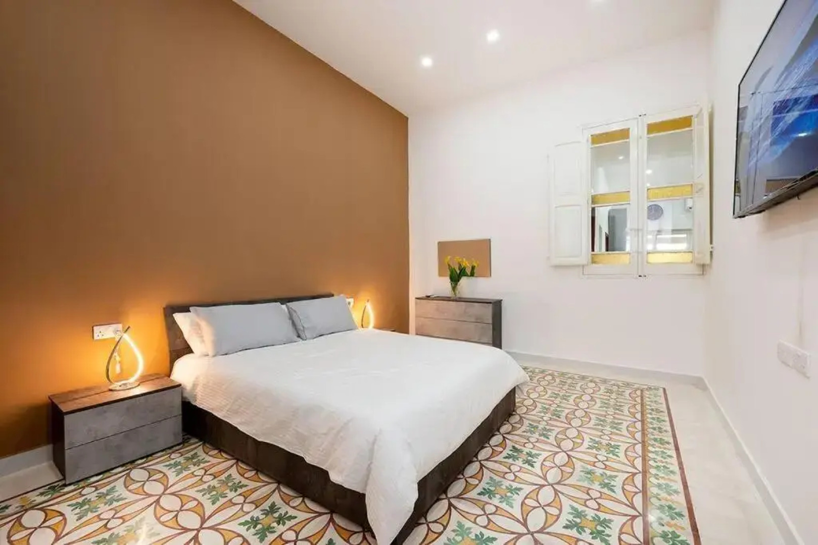 Traditional 3 bedroom home with hot tub (NEW)