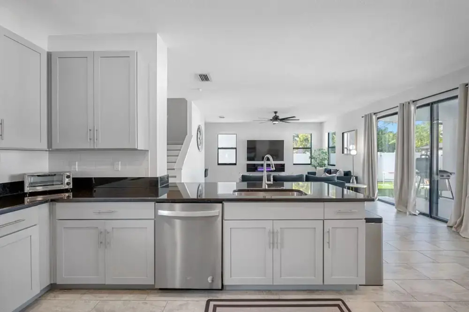 Luxury Modern Villa w/ Pool, Jacuzzi & Amenities!