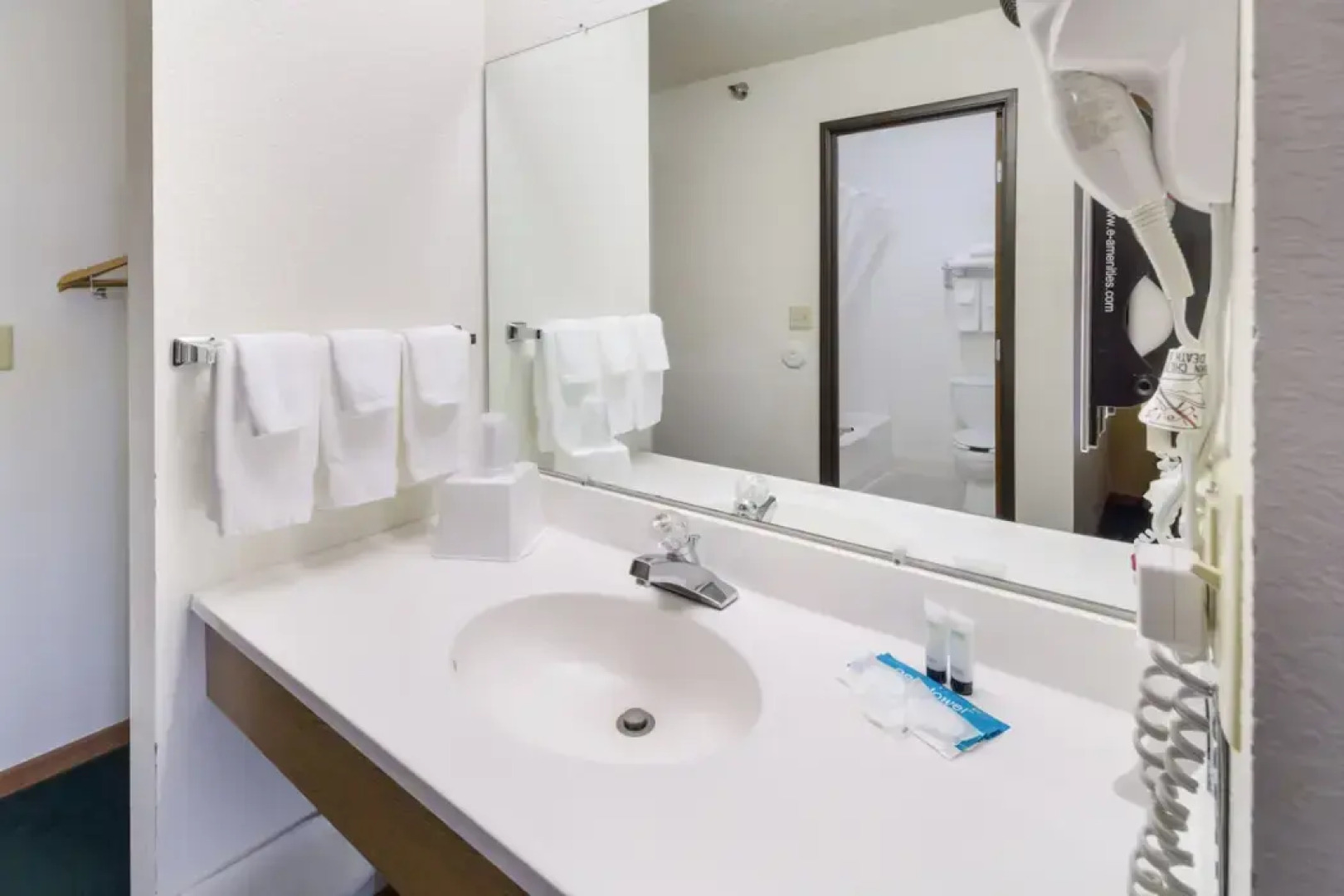 Alliance Hotel & Suites, a Howard Johnson by Wyndham