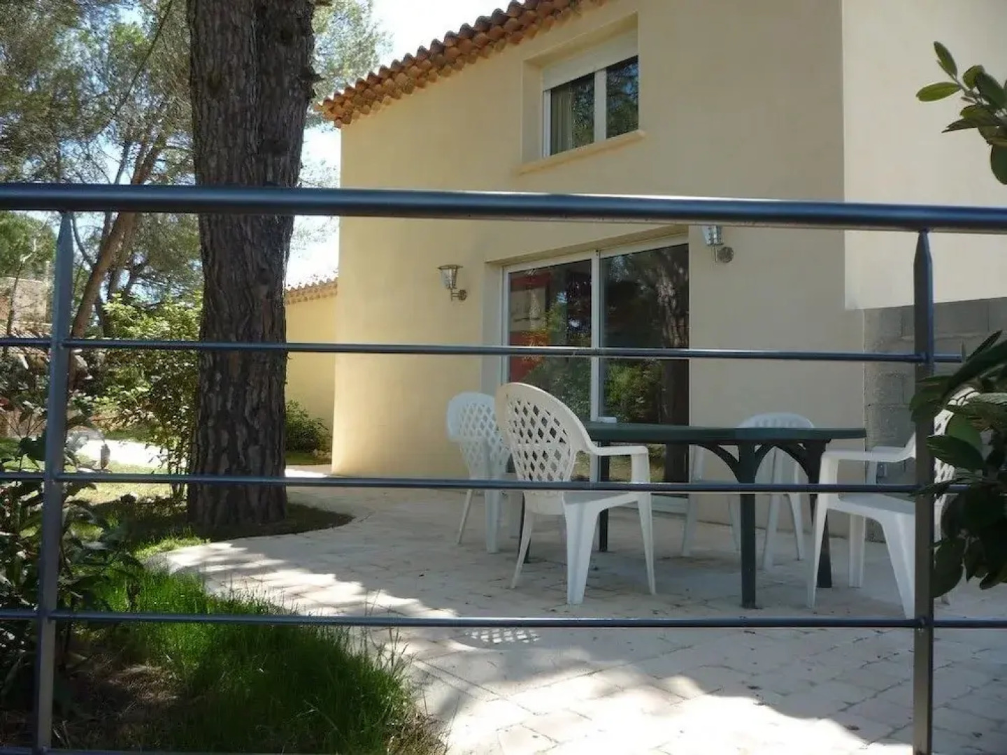 Sous les Pins de Nages