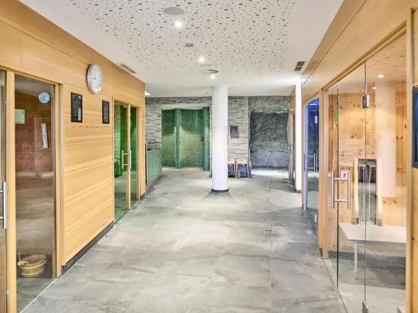 DAS SIEBEN ****s - Adults Only