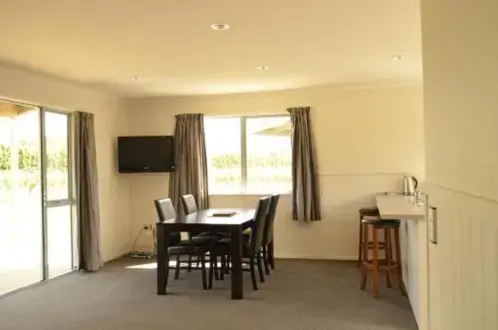 Weaver Estate Wines & Weaver Estate Vineyard Cottages