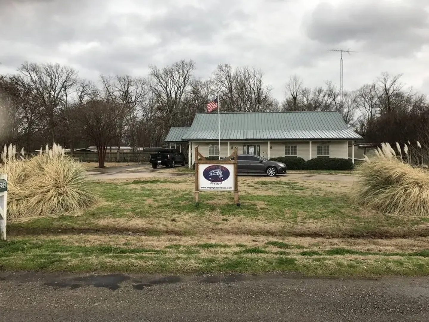 Family Friendly Lake House Located at Mid-west arm of Lake Fork