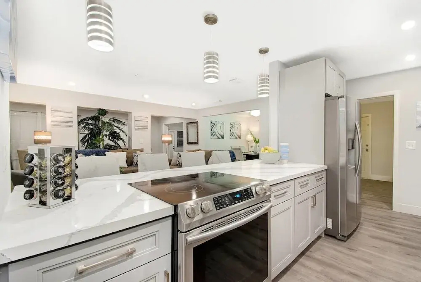 Comfortable Luxurious Home with Hot Tub, Near the Beach