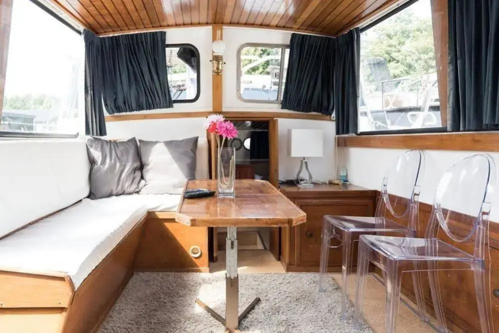 Authentic Houseboats Amsterdam