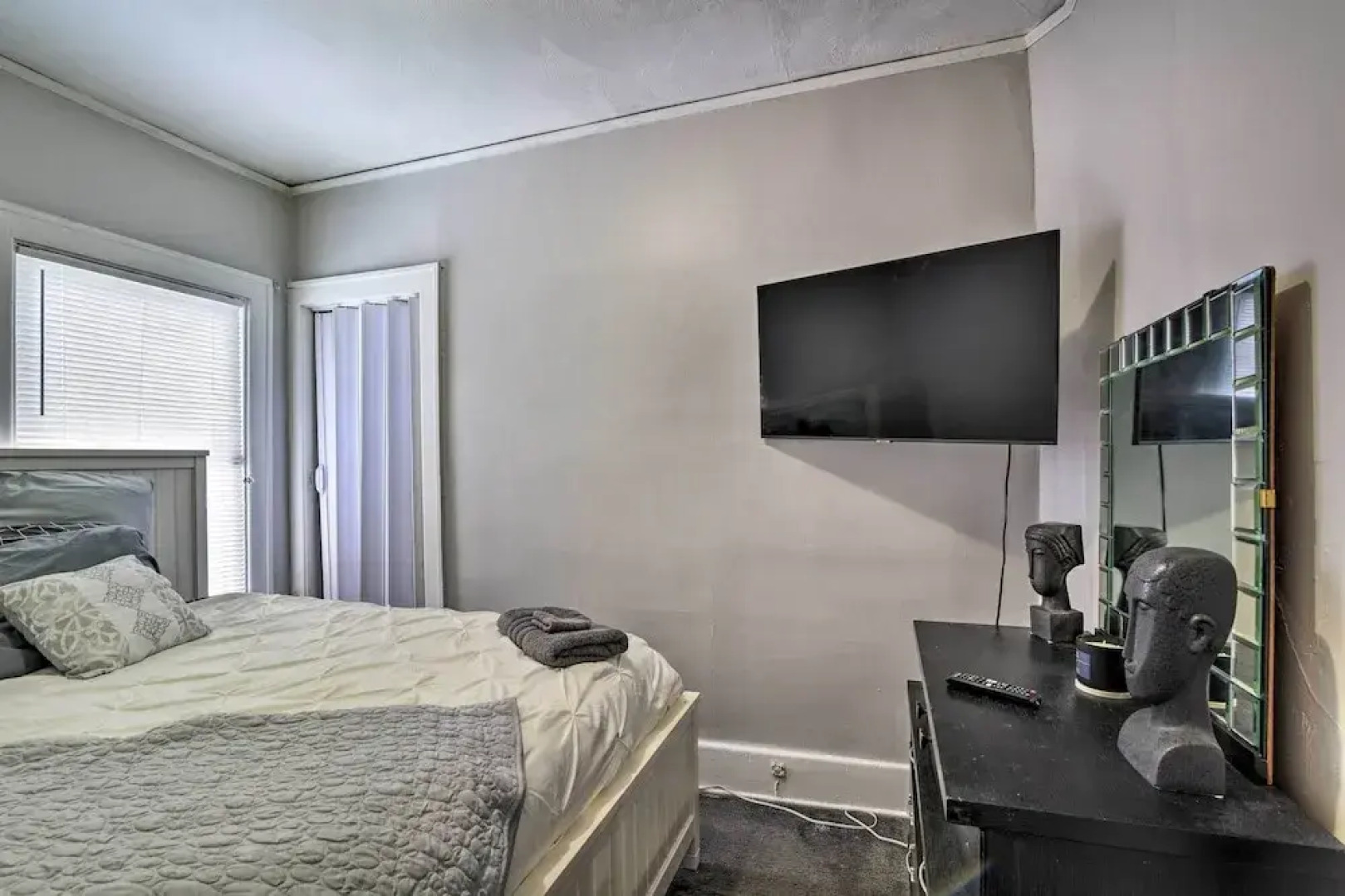 Detroit Apartment - 5 Mi to Downtown!