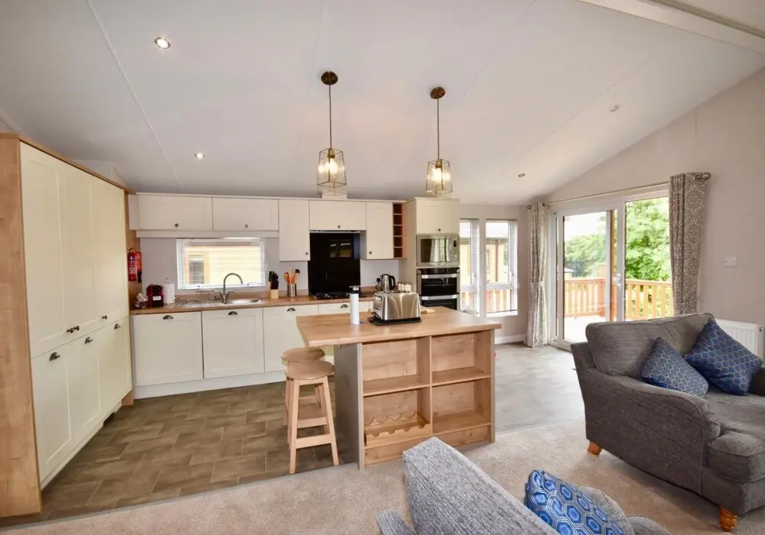 Bluebell is a Stunning Lake Side Lodge Sleeps 4 Close to Ryde