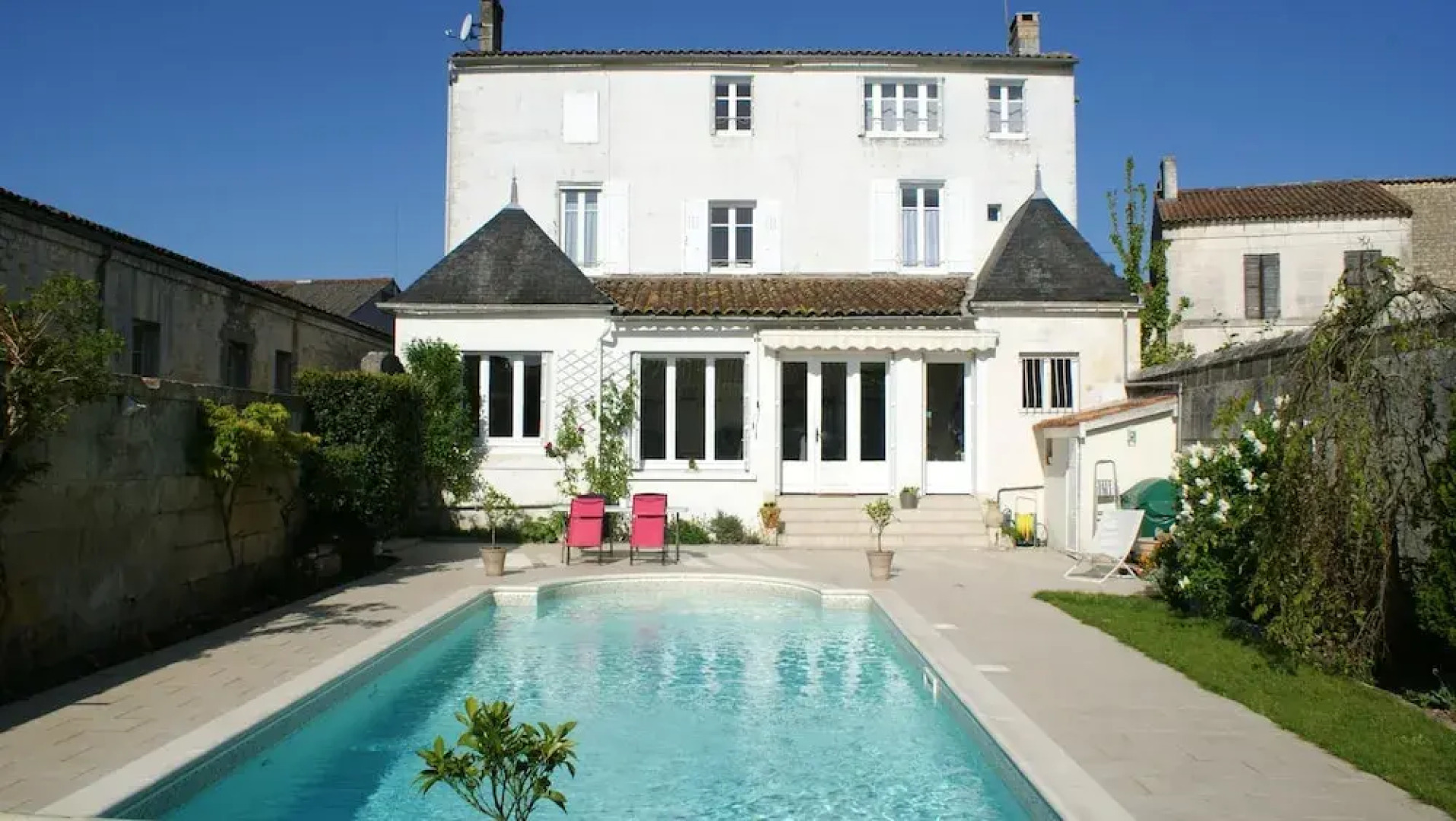 Studio in Jonzac, With Pool Access, Enclosed Garden and Wifi - 50 km F