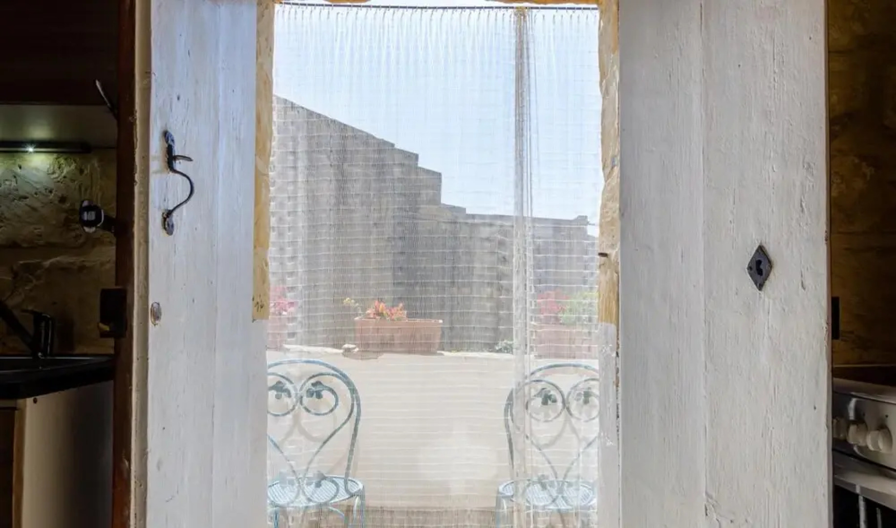 Tranquil Courtyard Retreat in a 1-br Country Home