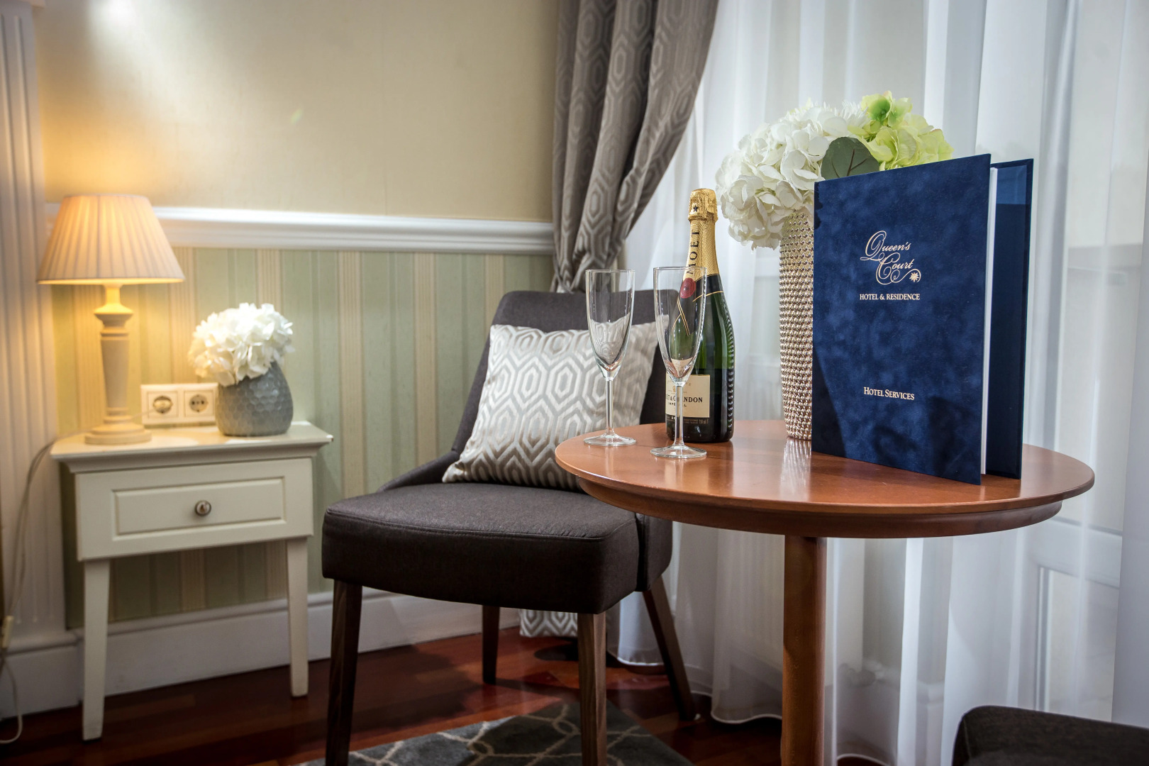 Queen's Court Hotel & Residence