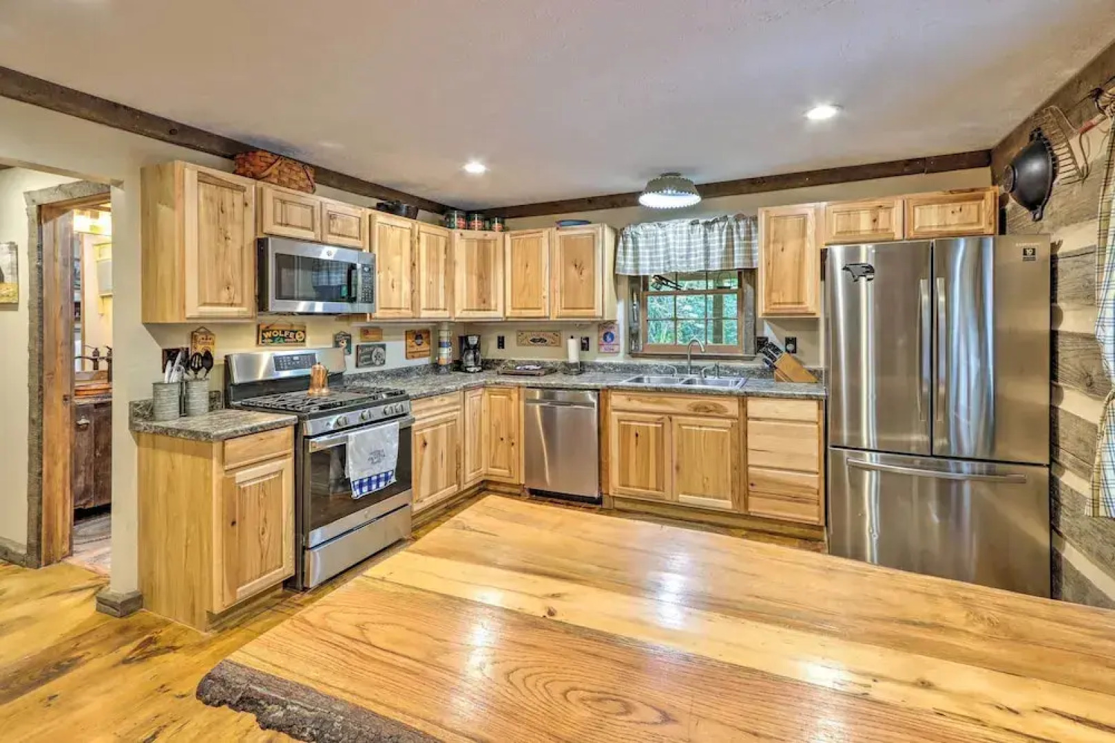 Cozy Creekside Mountain Escape w/ Hot Tub!