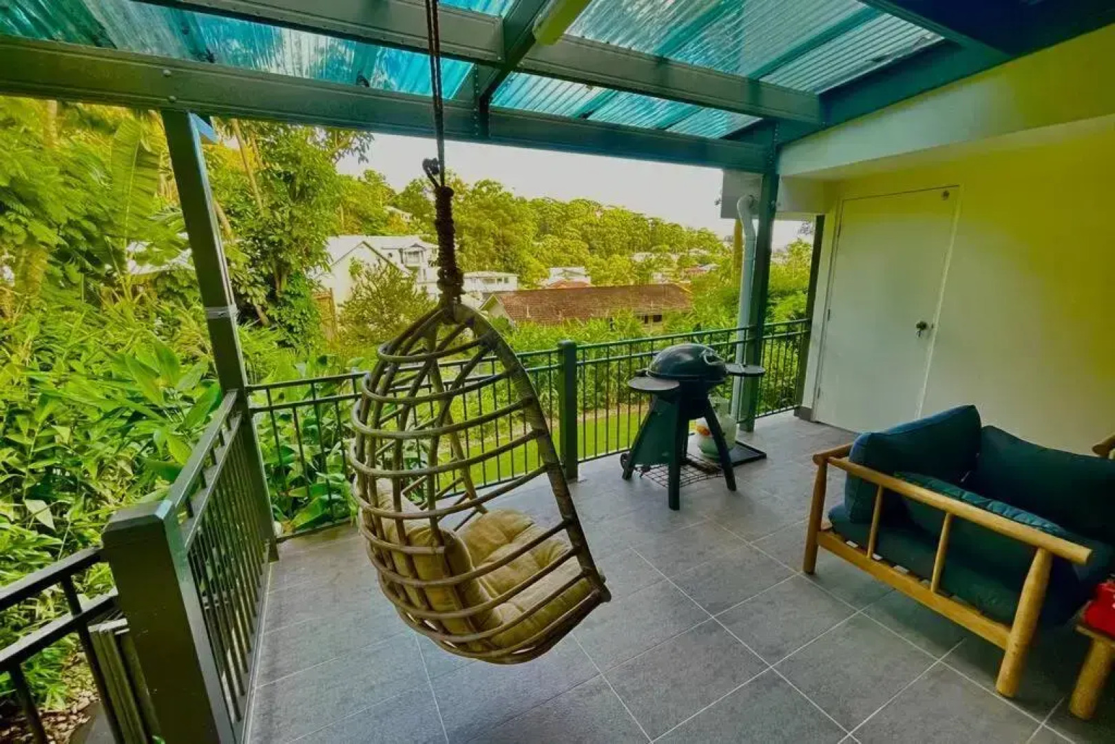 Quiet private getaway, private gym walk 2 beach