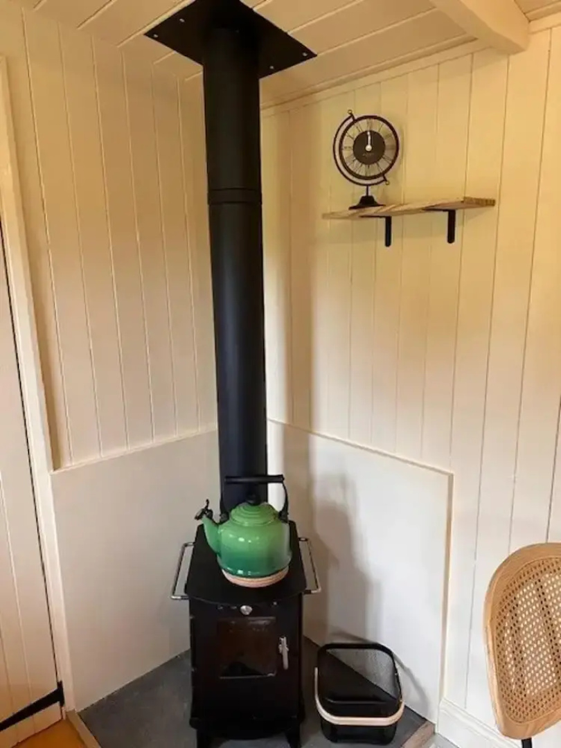 Shepherdshut-cotswolds-petfriendly-woodburner