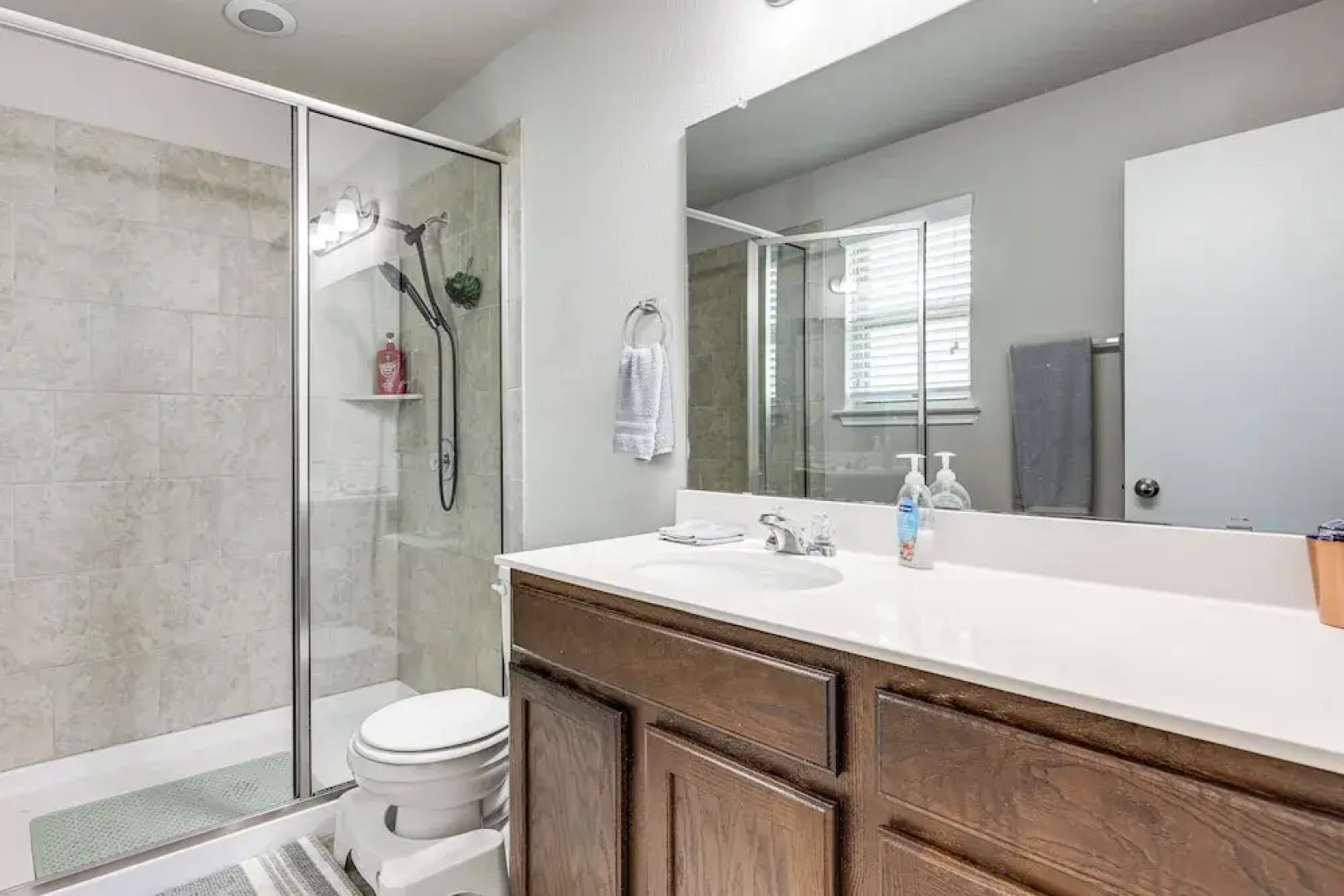 Family Home w/ Pool Access: 5 Mi to Downtown Buda!