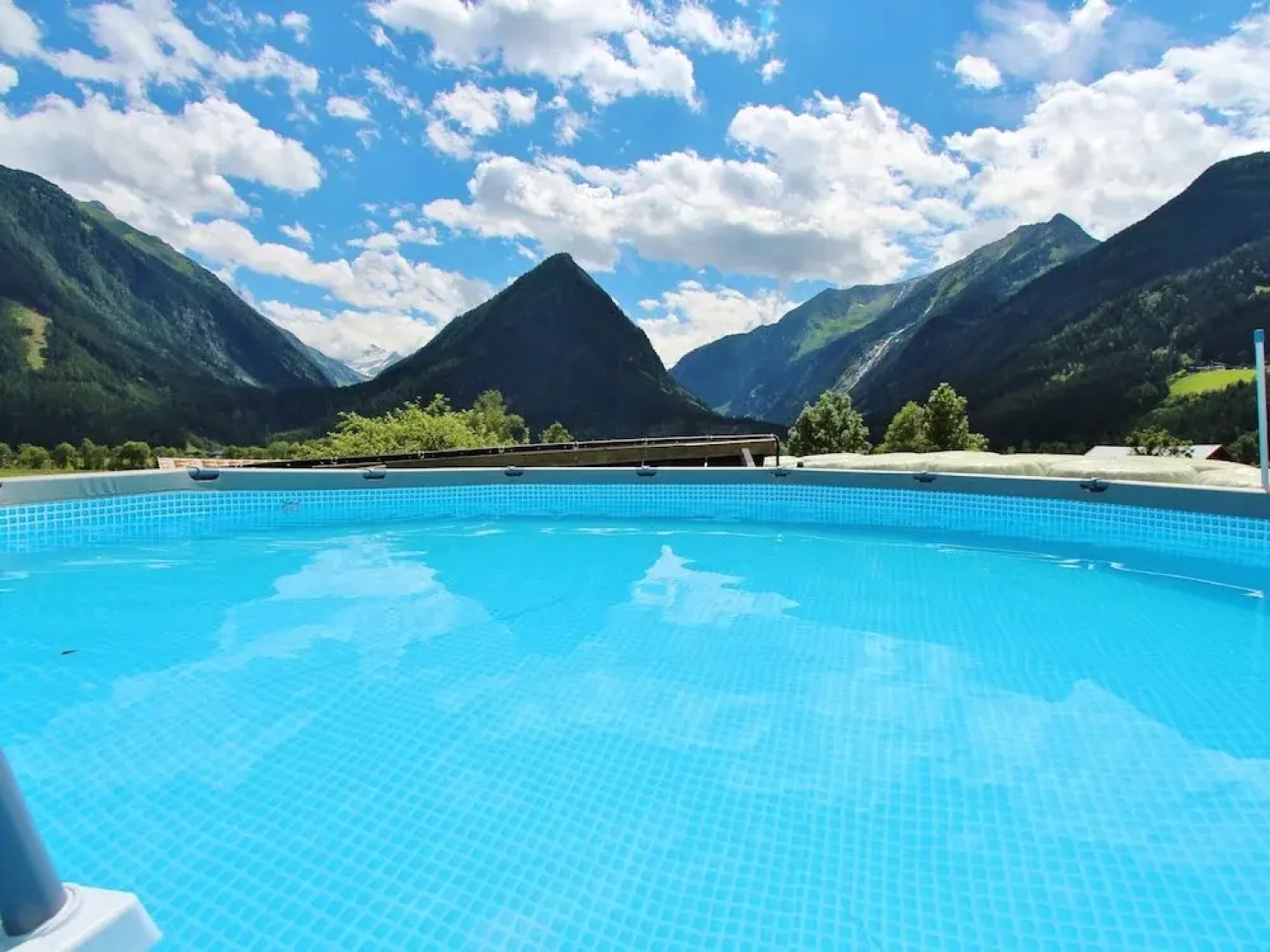 Spacious Apartment in Neukirchen am Großvenediger With Pool