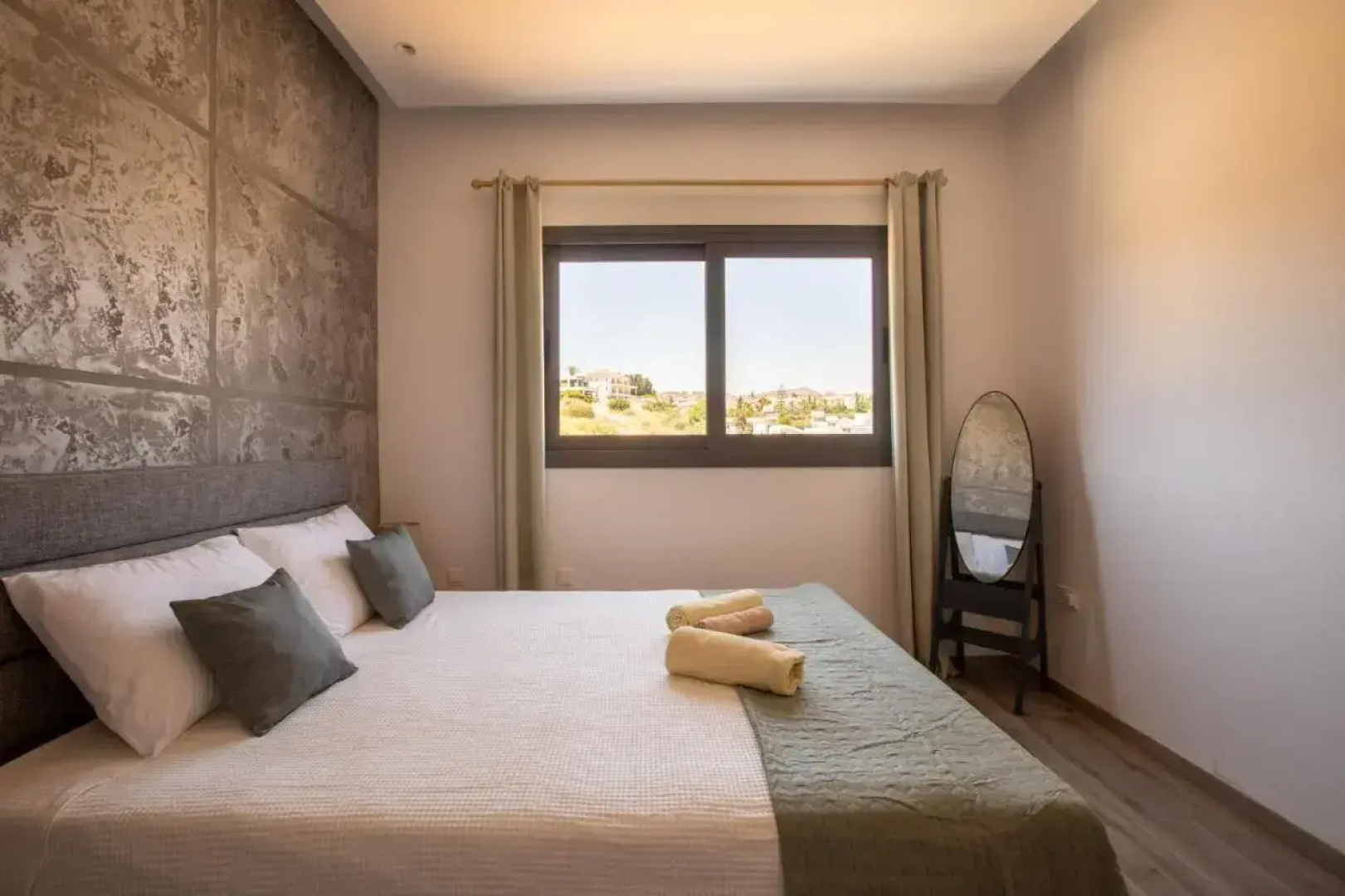 Eagles Nest- 2BR stylish, free park, Netflix