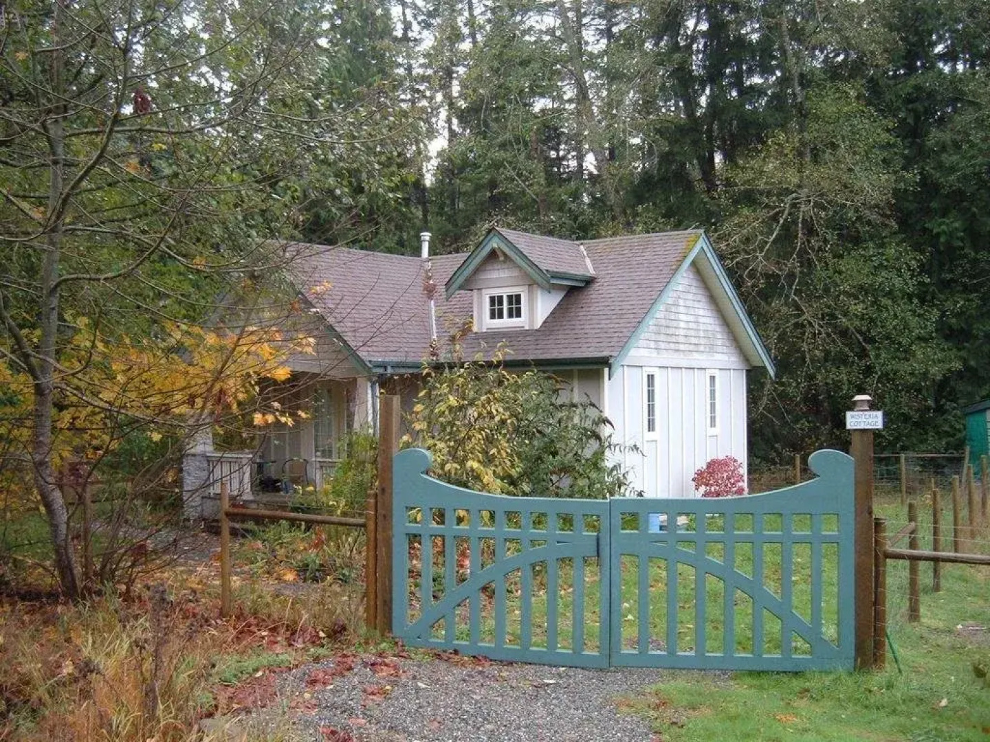 Wisteria Honeymoon Cottage - Suite of Angels